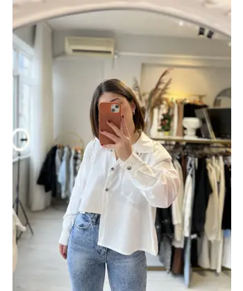 Çıt çıt detaylı beyaz asimetrik gömlek