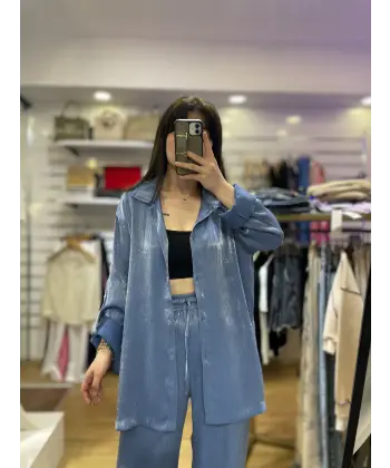 Parlak kumaş gömlekli takım