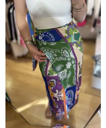 Renkli yırtmaçlı saten etek