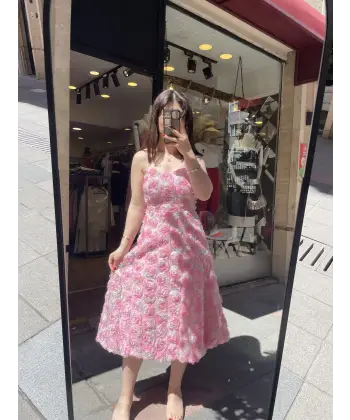 Tasarım güpürlü pembe ip askılı midi elbise