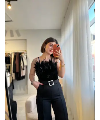 Tüy detaylı siyah tulum