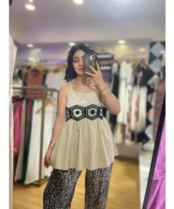 Askılı nakışlı kahve bluz