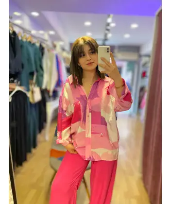 Desenli pembe gömlek