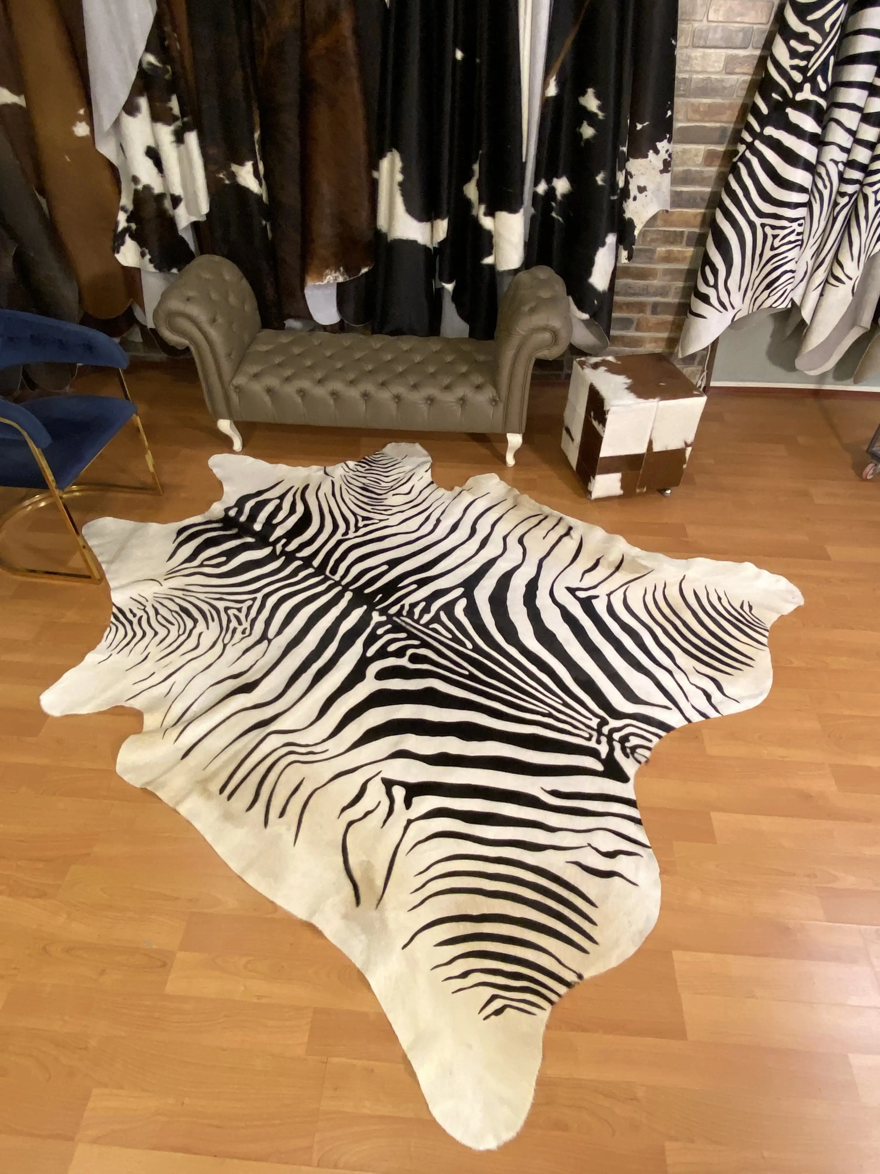 HAKİKİ DERİ DANA POSTU - BEYAZ ZEBRA BASKILI - 215 x 260 - 2261201000015
