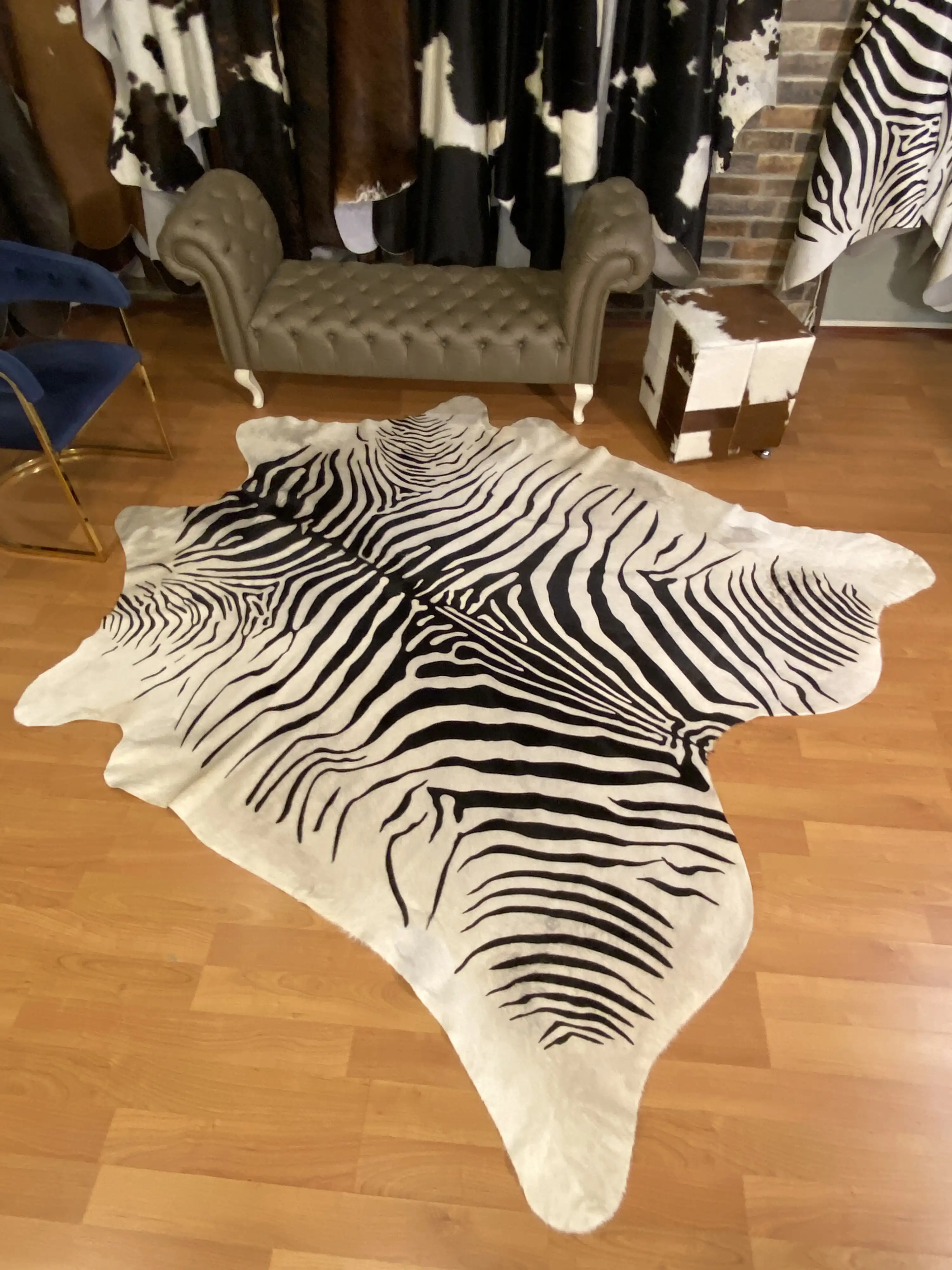 HAKİKİ DERİ DANA POSTU - BEYAZ ZEBRA BASKILI - 225 x 255 - 2261201000013