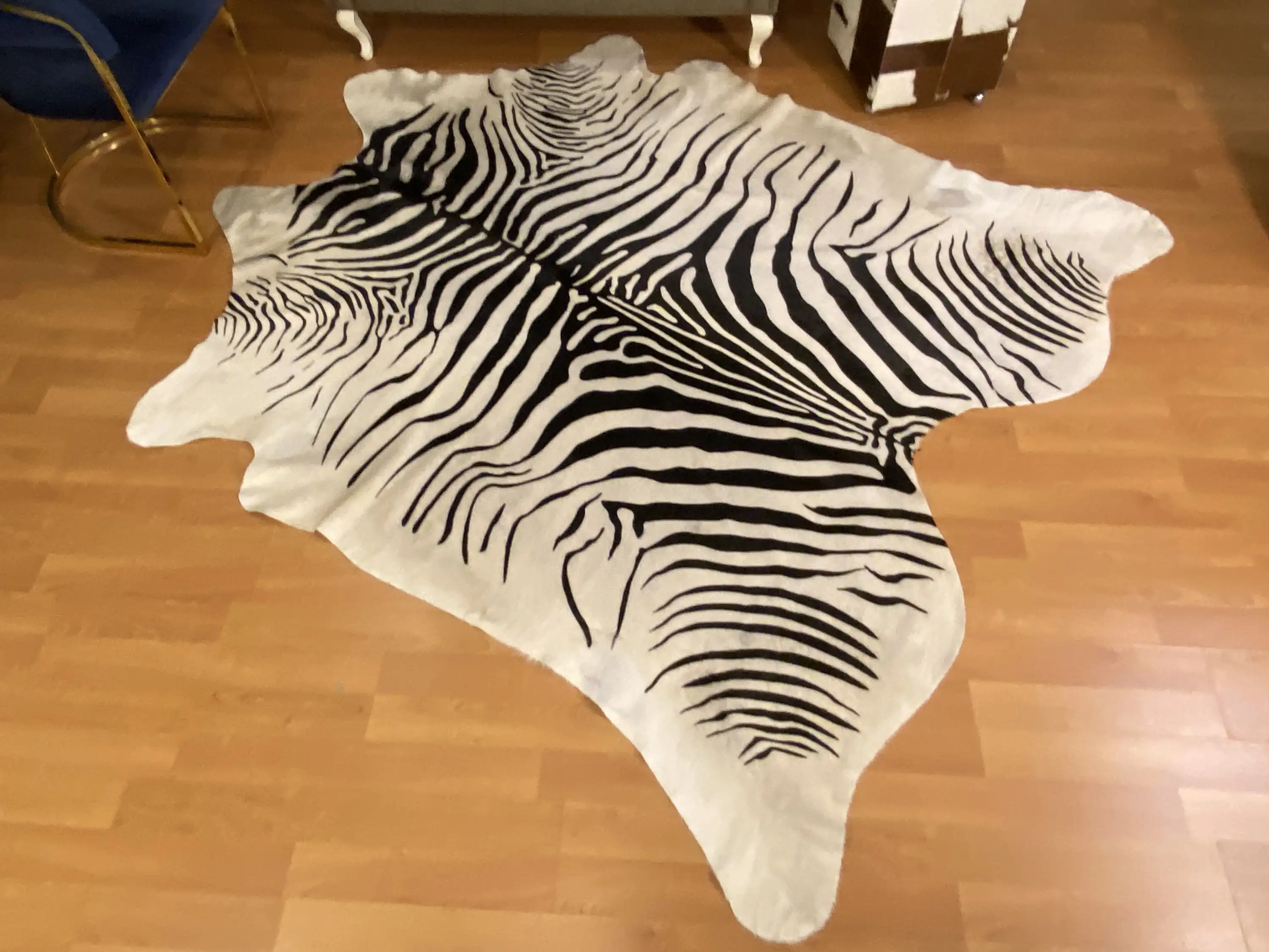 HAKİKİ DERİ DANA POSTU - BEYAZ ZEBRA BASKILI - 225 x 255 - 2261201000013