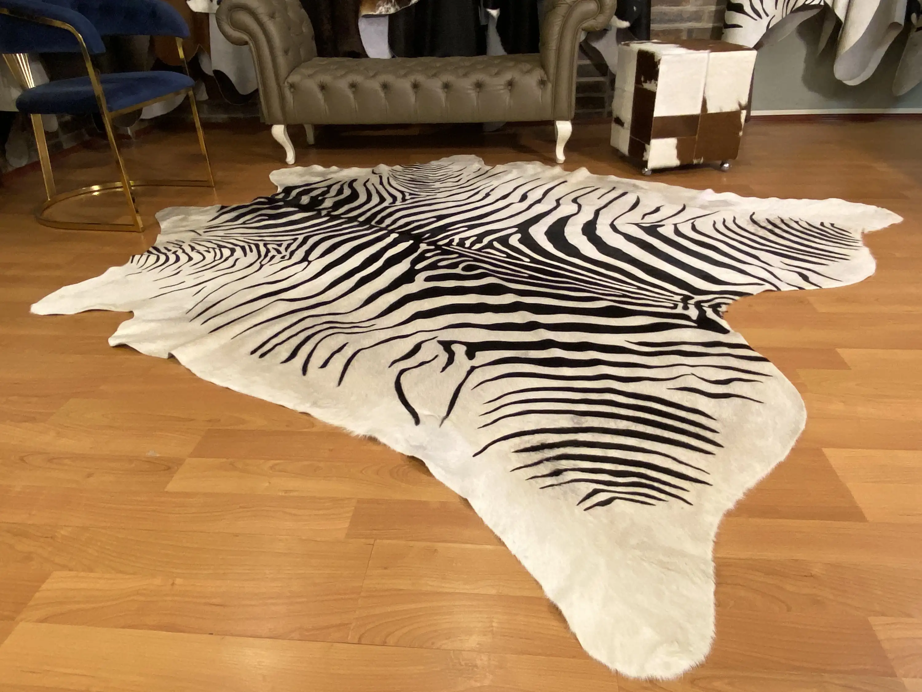 HAKİKİ DERİ DANA POSTU - BEYAZ ZEBRA BASKILI - 225 x 255 - 2261201000013
