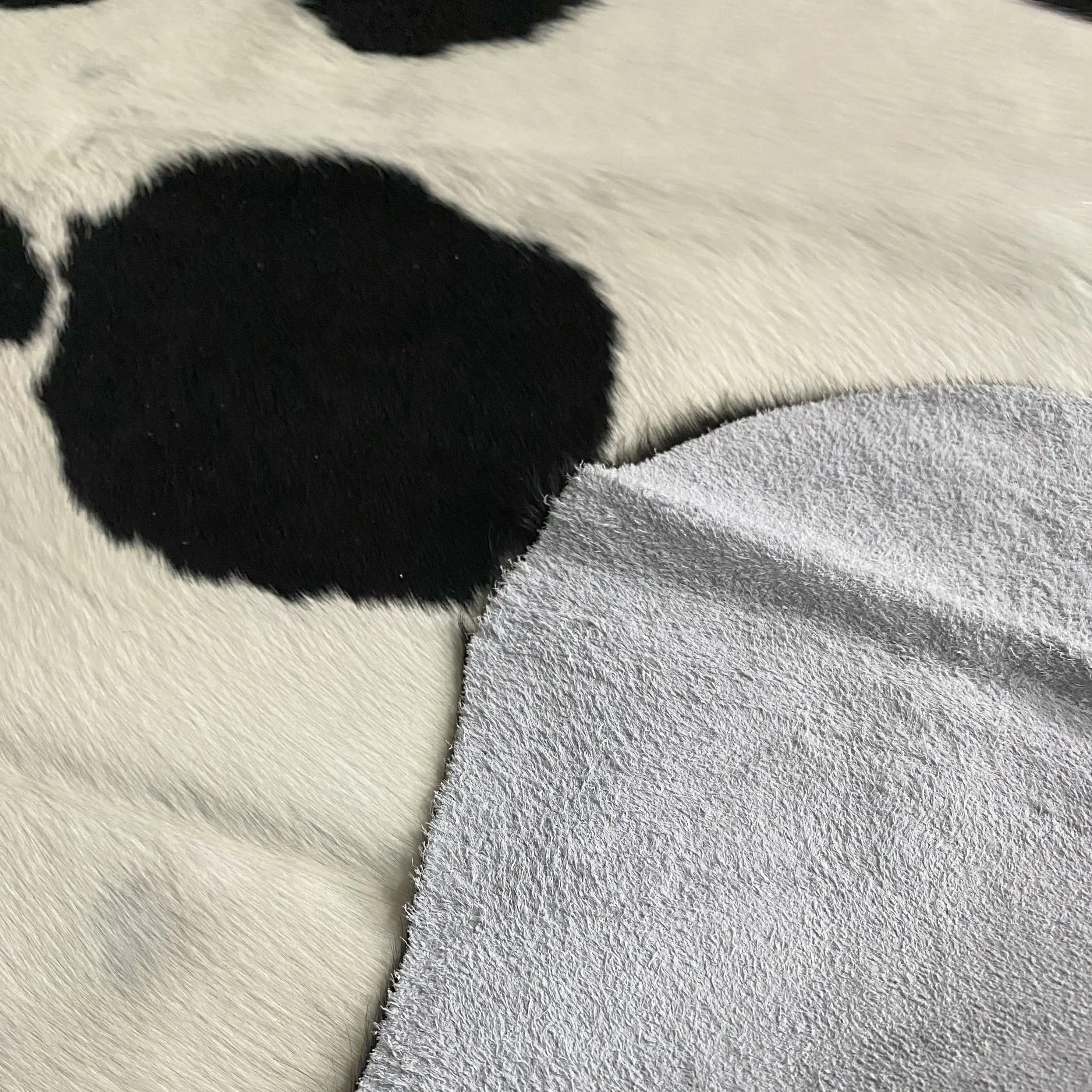 HAKİKİ DERİ DANA POSTU SİYAH - BEYAZ 195 x 235 - 0701000010