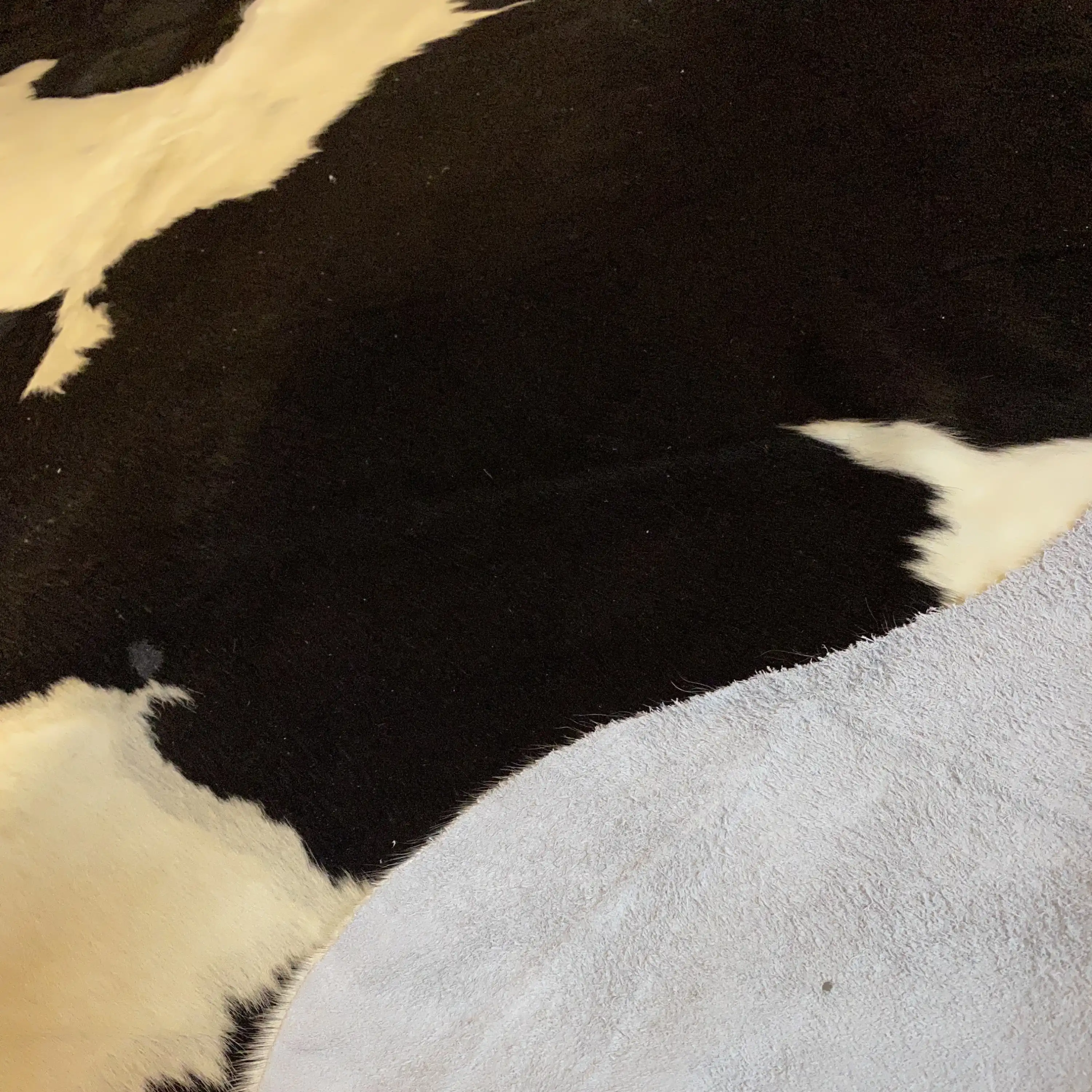 HAKİKİ DERİ DANA POSTU SİYAH - BEYAZ 200 x 235 - 0701000073