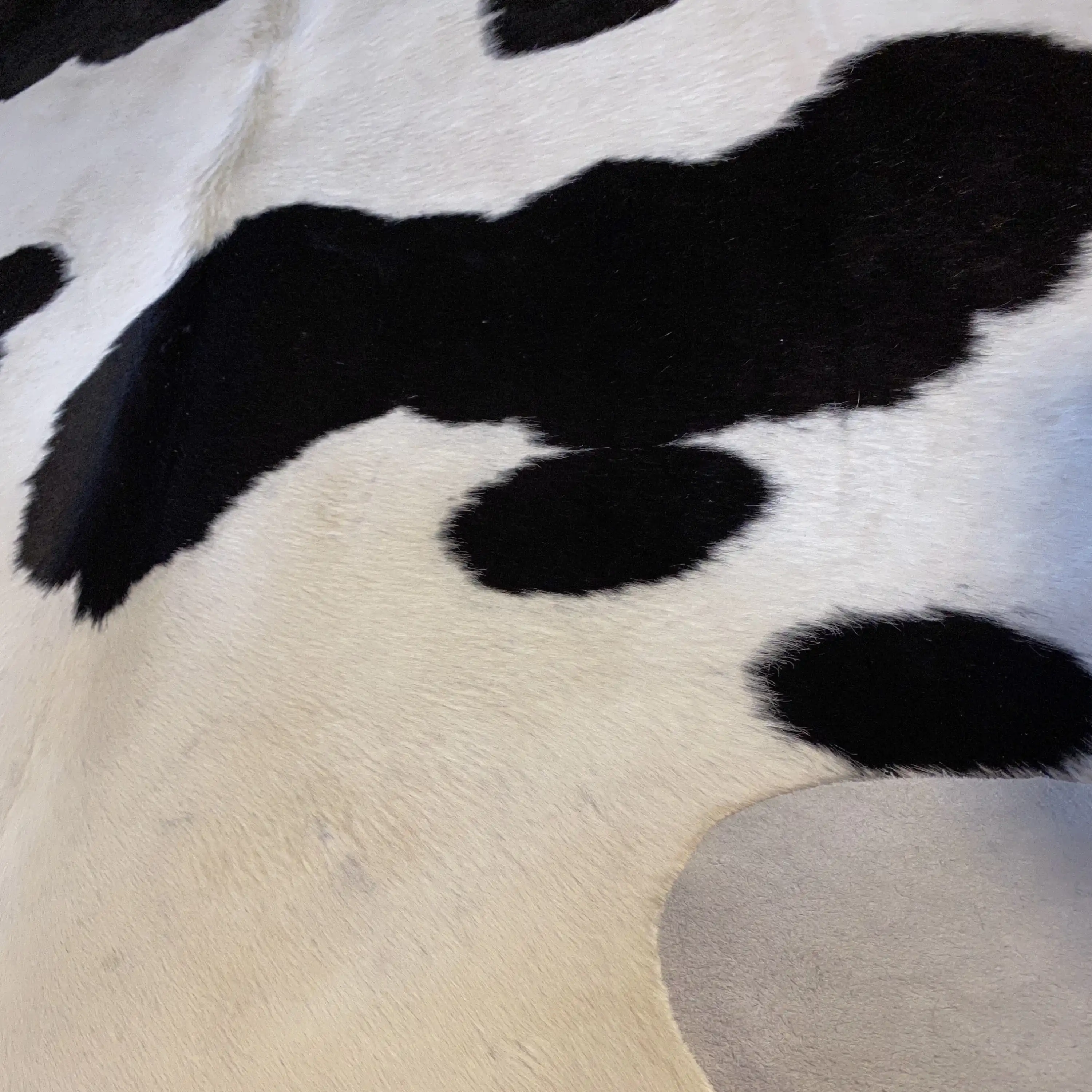 HAKİKİ DERİ DANA POSTU SİYAH - BEYAZ 200 x 235 - 0701000142