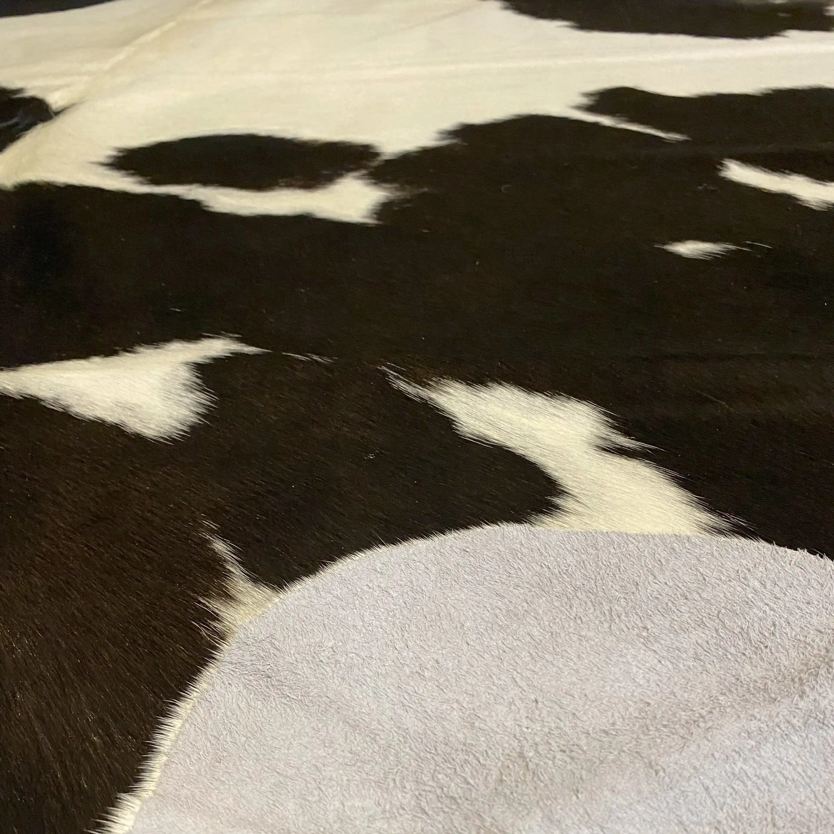 HAKİKİ DERİ DANA POSTU SİYAH - BEYAZ 205 x 250 - 0701000097