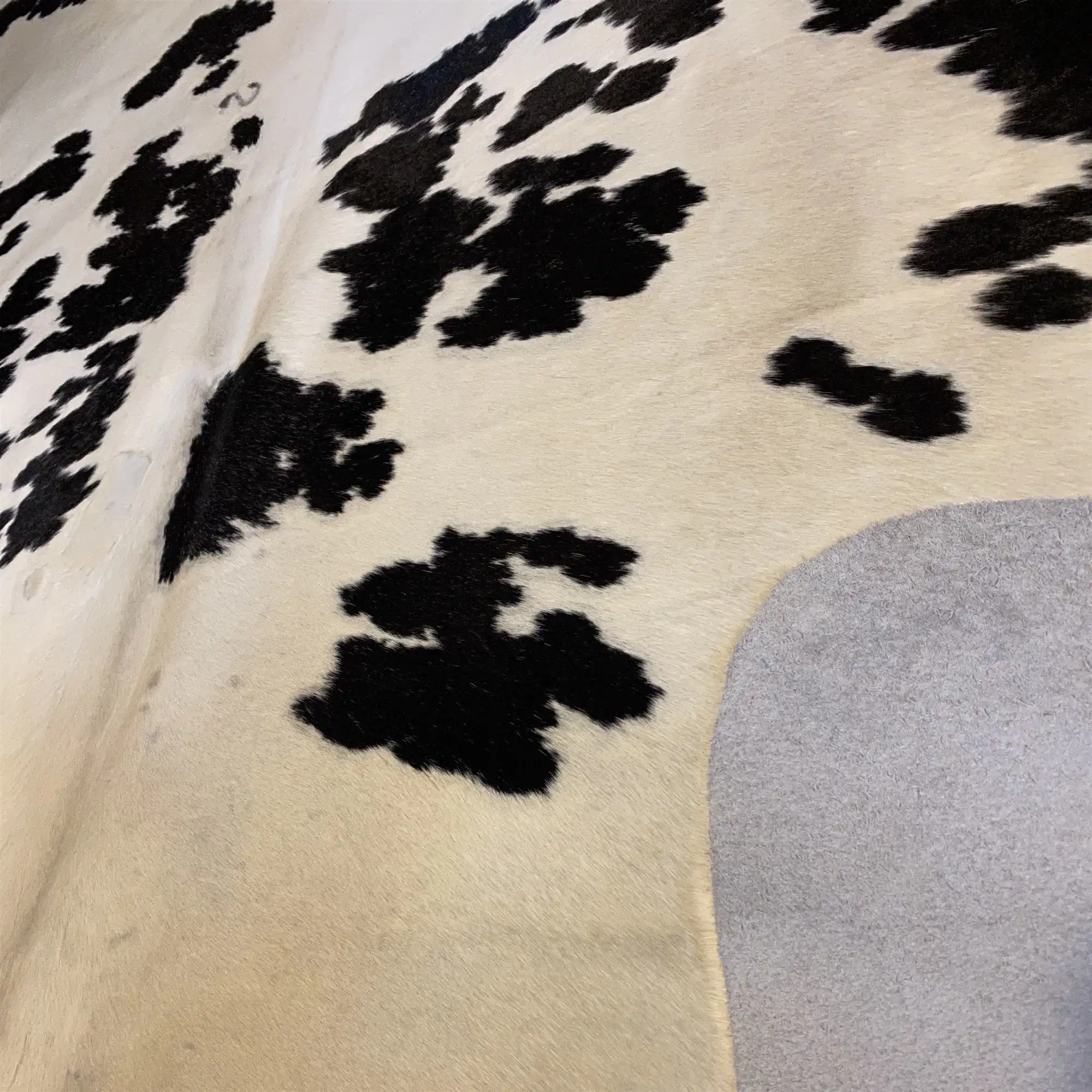 HAKİKİ DERİ DANA POSTU SİYAH - BEYAZ 225 x 305 - 0701000199