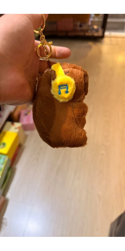 Cappypara kulaklıksı müzik dinliyor sarı