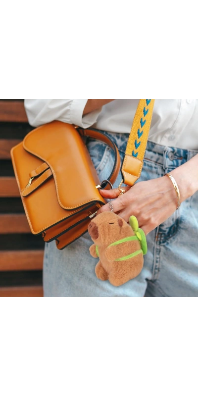 Capybara Yeşil Sülüfat taşıyor Anahtarlık