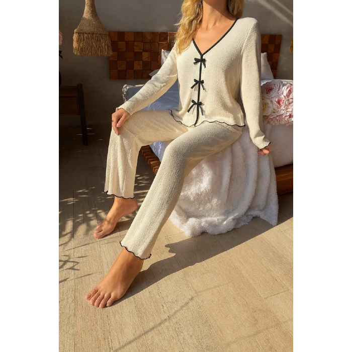 Kadın Beyaz Fiyonklu İç Çamaşırı ve Uzun Kollu V Yaka Pijama Takımı 4lü Set