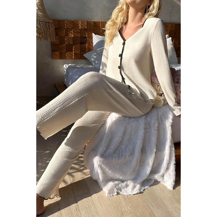 Kadın Beyaz Örme Kumaş V Yaka Düğmeli Rahat Şık Pijama Takımı