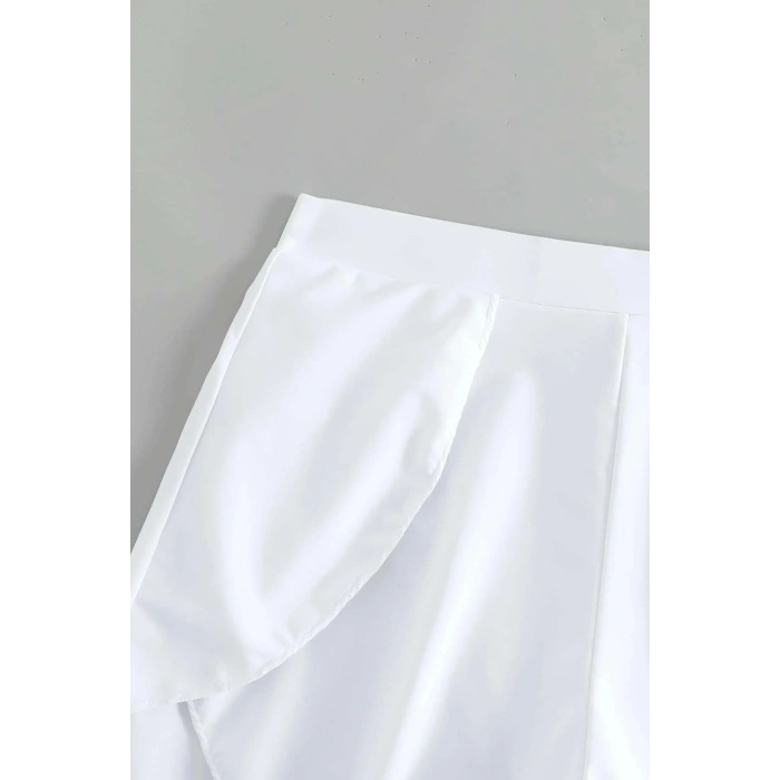 Kadın Beyaz Yırtmaçlı Etek Görünümlü Şık Deniz Şortu