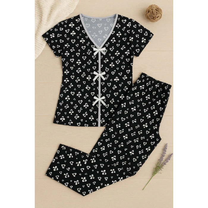 Kadın Siyah Beyaz Kalp Desenli Fiyonklu Kısa Kollu Pijama Takımı