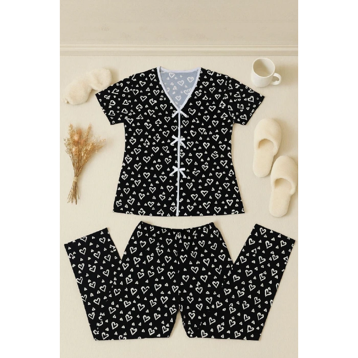 Kadın Siyah Beyaz Kalp Desenli Fiyonklu Kısa Kollu Pijama Takımı