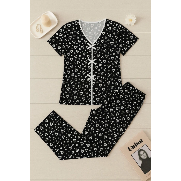 Kadın Siyah Beyaz Kalp Desenli Fiyonklu Kısa Kollu Pijama Takımı