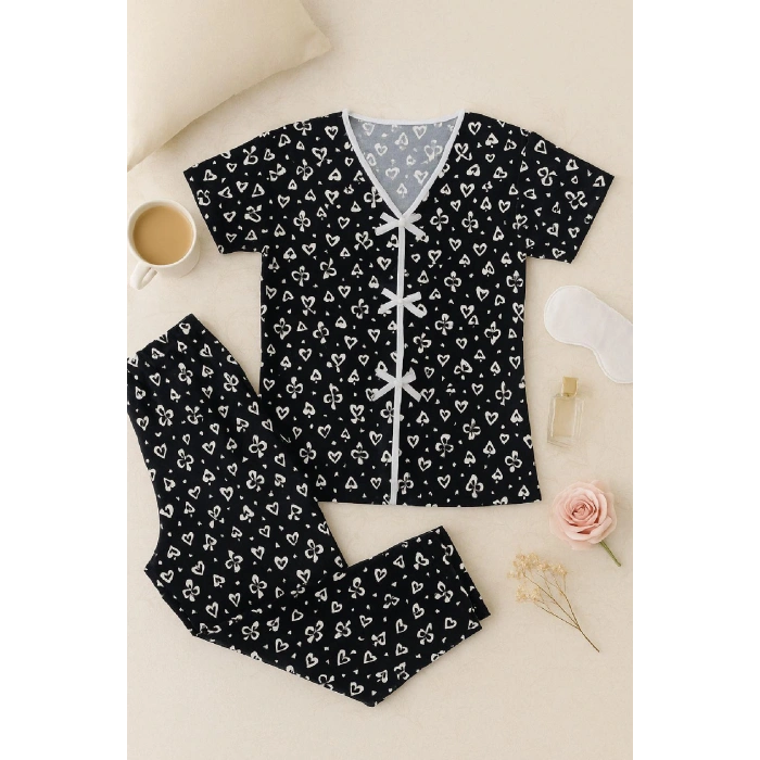 Kadın Siyah Beyaz Kalp Desenli Fiyonklu Kısa Kollu Pijama Takımı