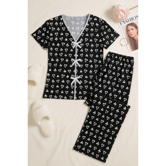 Kadın Siyah Beyaz Kalp Desenli Fiyonklu Kısa Kollu Pijama Takımı