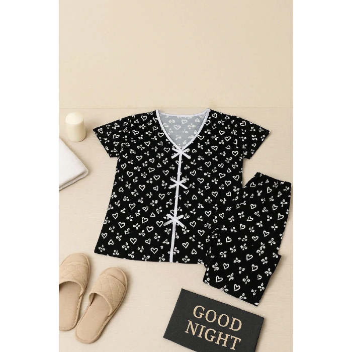 Kadın Siyah Beyaz Kalp Desenli Fiyonklu Kısa Kollu Pijama Takımı