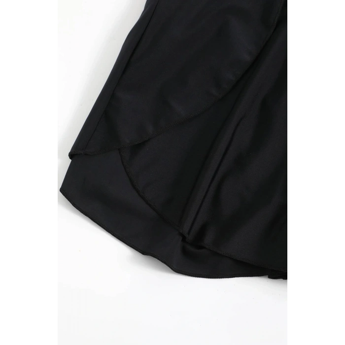 Kadın Siyah Yırtmaçlı Etek Görünümlü Şık Deniz Şortu