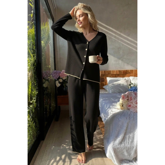 Premium Kadın Fitilli Pijama Takımı – Siyah Gold Biye Detaylı, Yumuşak Dokulu Ev Şıklığı