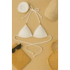 Kadın Beyaz Pedli Üçgen Bikini Üstü Halter Bağlamalı Aksesuarlı
