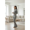 Kadın Fitilli Eşofman Takımı – Gri Boğazlı Crop Üst & İspanyol Paça Pantolon, Esnek Rahat Kalıp