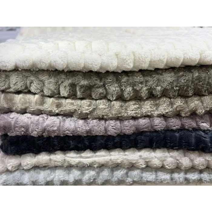 Kaymaz Tabanlı Kabartmalı Peluş Çok Amaçlı Örtü