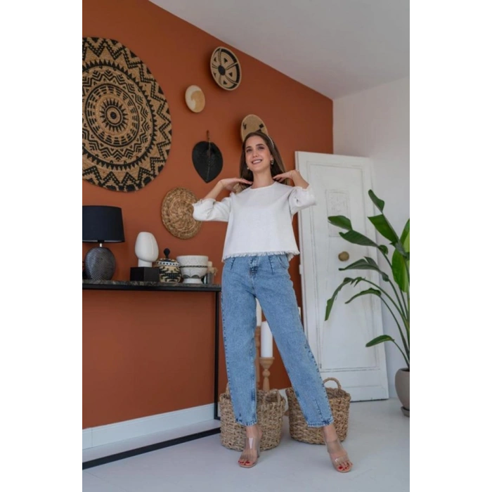 Beyaz Püskül Detaylı Bluz