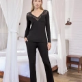 Uzun Kollu Dantelli Ve Dekolteli Pijama Takımı