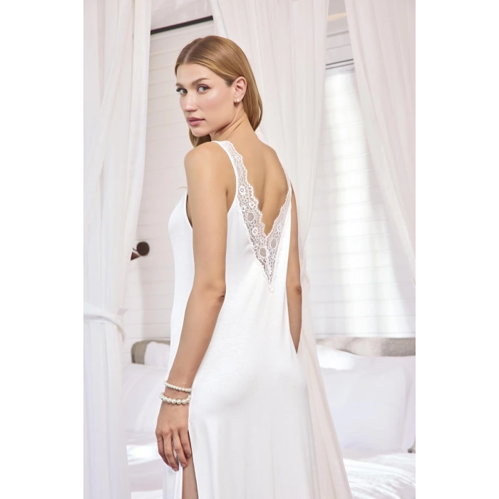 Göğüs Ve Sırt Dekolteli Dantelli Ve Yırtmaçlı Gecelik