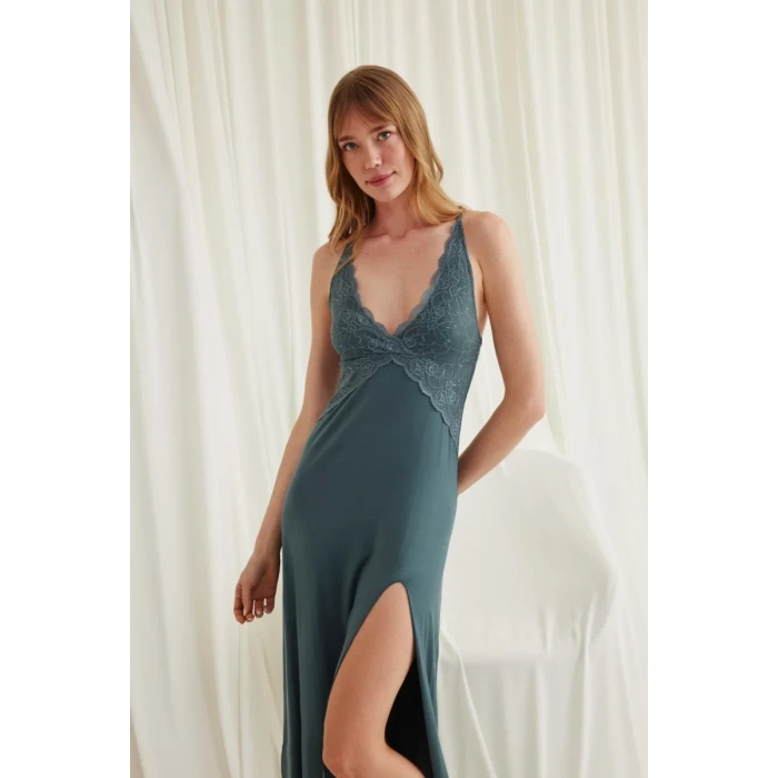 Göğüs Ve Sırt Dekolteli Dantelli Yırtmaçlı Gecelik