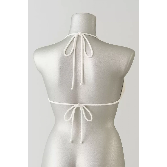 Kadın Beyaz Pedli Üçgen Bikini Üstü Halter Bağlamalı Aksesuarlı