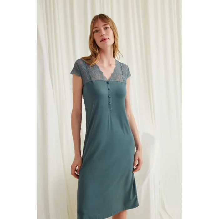 Kolu Omzu Ve Yakası Dantelli Önü Düğmeli Gecelik