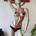 Vücudu Saran Kırmızı Deri Body Harness