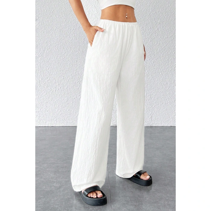 Kadın Beyaz Bol Kesim Cepli Geniş Paça Dökümlü Pantolon