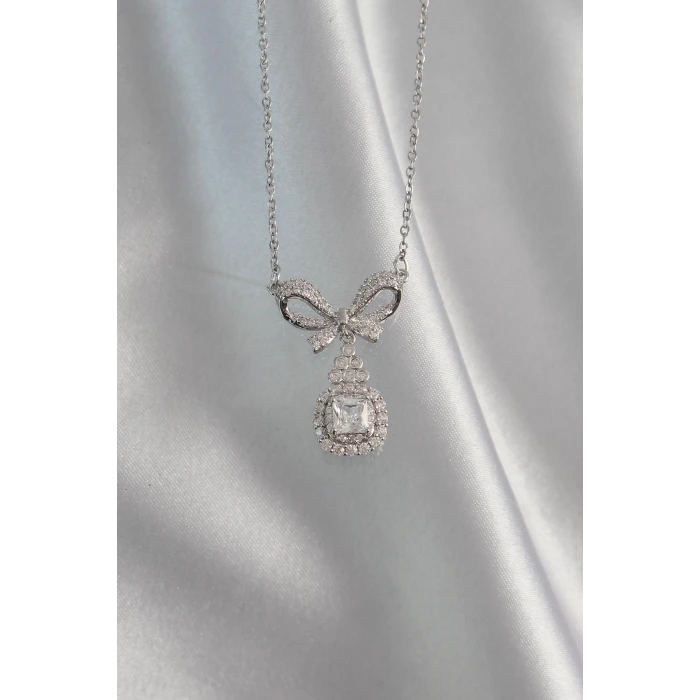 316L Çelik Gümüş Renk Fiyonk Detay Zirkon Taşlı Tektaş Kolye