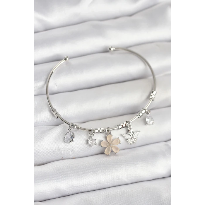 Çiçek ve Kelebek Charmlı Gümüş Renk Pirinç Kadın Bileklik