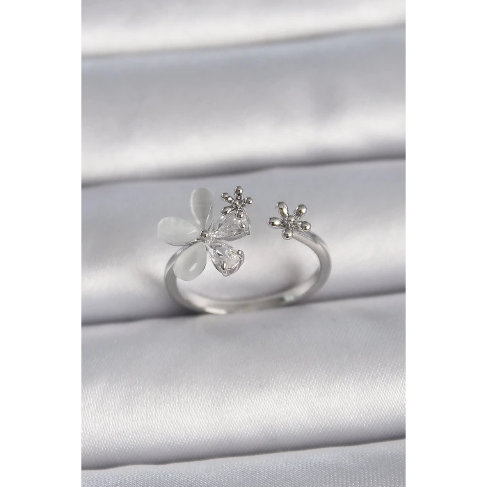 Pirinç Gümüş Renk Ayarlanabilir Zirkon Taşlı Beyaz Mineli Yaprak Model Kadın Yüzük