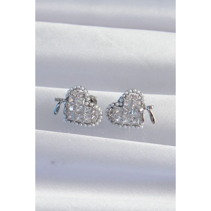 Pirinç Gümüş Renk Fiyonk Detay İncili Zirkon Taşlı Kalp Küpe