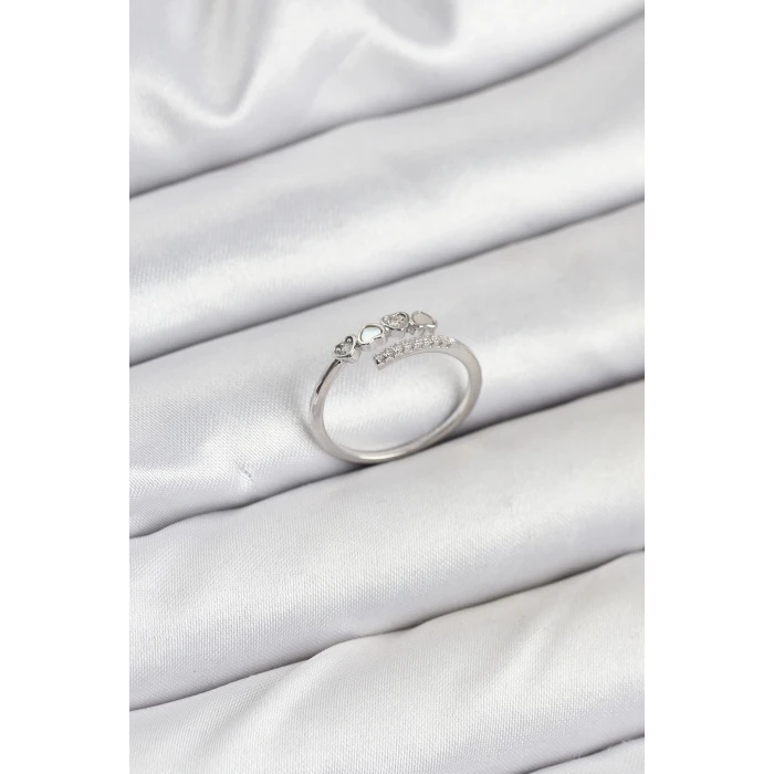 Pirinç Gümüş Renk Kalpli Detaylı Zirkon Taşlı Kadın Yüzük