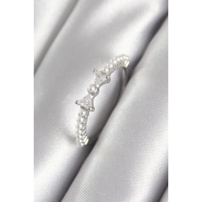 Pirinç Gümüş Renk Zirkon Taşlı Kurdele Model İnci Detay Kadın Yüzük