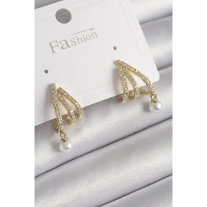 Pirinç Gold Renk Zirkon Taşlı Pençe Model İnci Detay Kadın Küpe