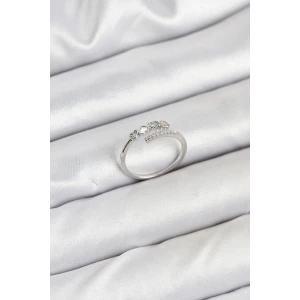 Pirinç Gümüş Renk Kalpli Detaylı Zirkon Taşlı Kadın Yüzük