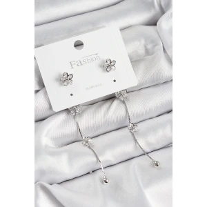 Pirinç Zirkon Taşlı Sallantılı Çiçek Model Gümüş Renk 925 Ayar Gümüş Çivi Kadın Küpe