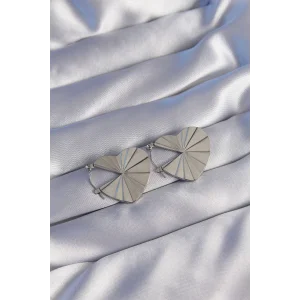 316L Çelik Gümüş Renk Çizgili Plaka Tasarımlı Kalp Küpe